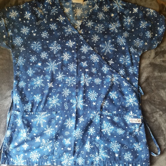 Medium snowflake themed scrub tops - Picture 2 of 7